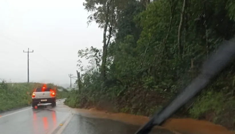 grande volume de chuva confira como está a situação das rodovias