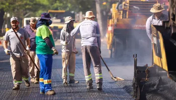 Recapeamento na Avenida Tiradentes e na Rua Silva Jardim começa nesta quinta (30) Recapeamento na Avenida Tiradentes e na Rua Silva Jardim começa nesta quinta (30)