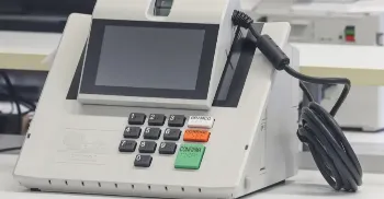 TSE desmente informação de urnas eletrônicas serem fornecidas por empresa venezuelana; entenda 