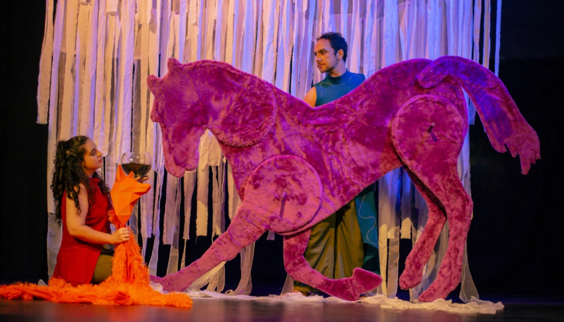 Peça de teatro ‘Onde encontro um lugar’ estreia em Maringá Peça de teatro ‘Onde encontro um lugar’ estreia em Maringá