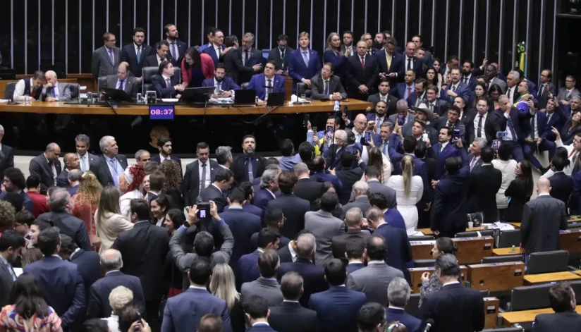 Câmara dos Deputados aprova urgência para projeto de anistia a golpistas