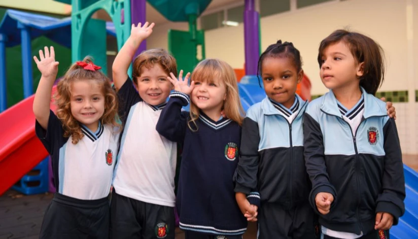 Projeto de lei altera entrega de uniformes e material escolar para o ensino municipal de Maringá Projeto de lei altera entrega de uniformes e material escolar para o ensino municipal de Maringá