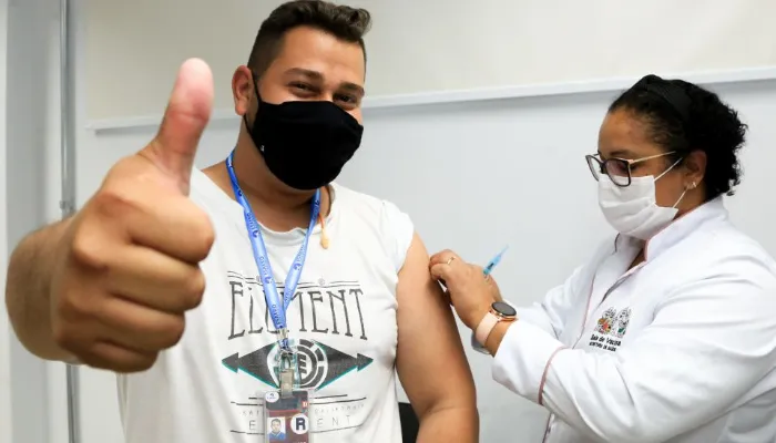 Maringá terá "Corujão da Vacina" para vacinar trabalhadores em horário especial