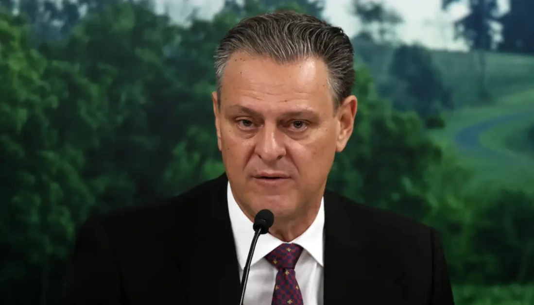 Foco de gripe aviária foi contido, afirma ministro da Agricultura Foco de gripe aviária foi contido, afirma ministro da Agricultura