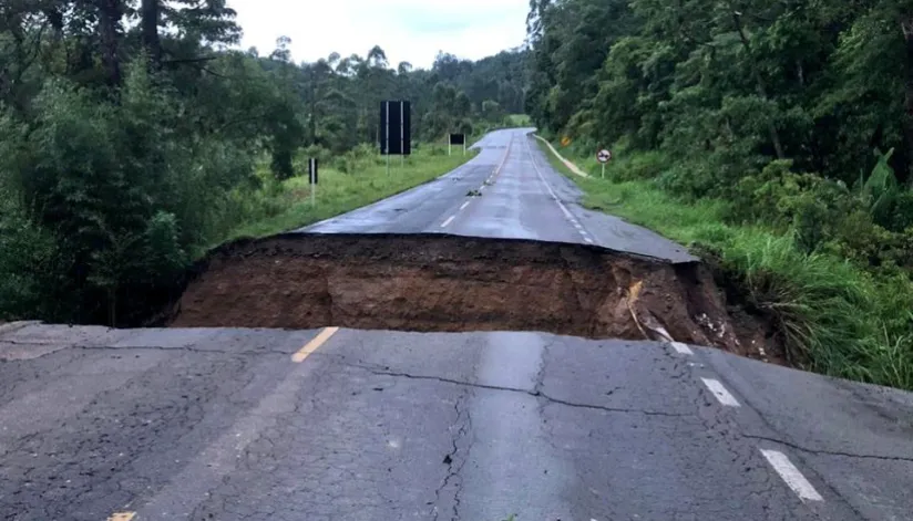 A foto mostra a cratera que se abriu na BR-280, rodovia que liga Santa Catarina e Paraná.