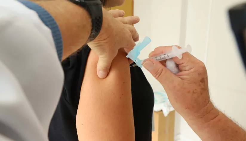 Com a chegada da frente fria, cuidados básicos e vacinação aumentam proteção contra a gripe