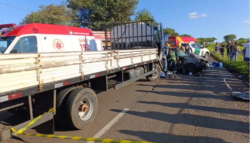 Duas pessoas morrem em acidente entre carro e caminhão no Contorno Sul Duas pessoas morrem em acidente entre carro e caminhão no Contorno Sul de Maringá