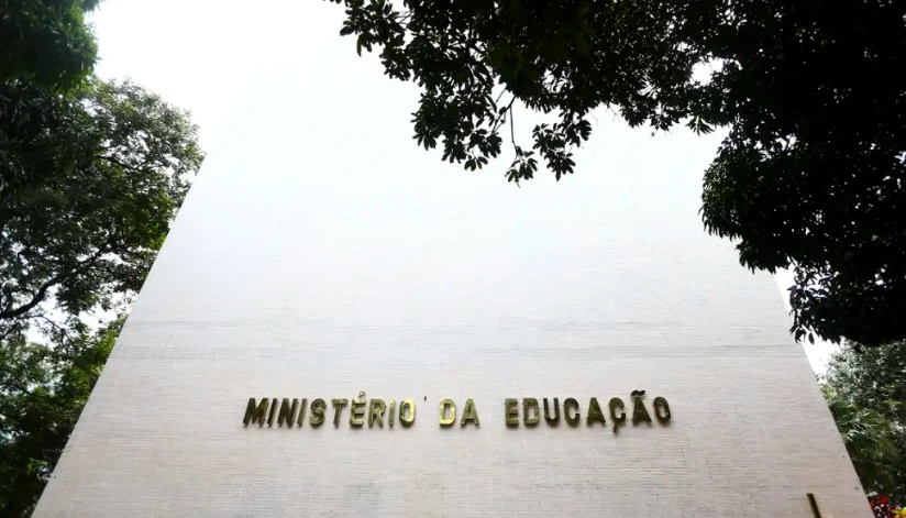 Confira a lista de cursos de ensino superior semipresenciais autorizados pelo MEC